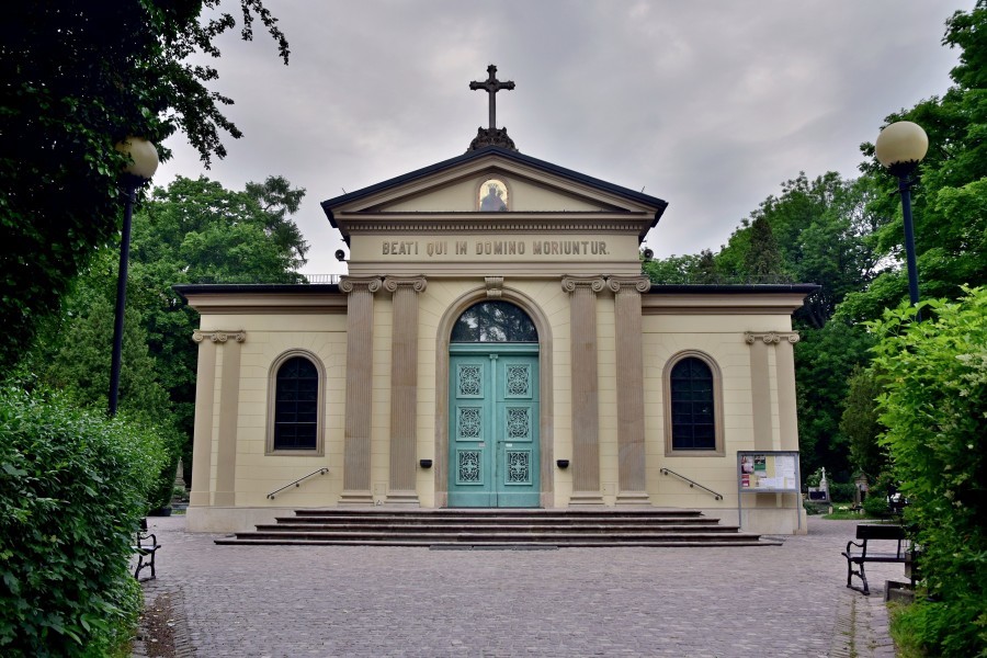 kaplica___kosciol_pod_wezwaniem_zmartwychwstania_panskiego_na_terenie_cmentarza_rakowickiego_600.jpg